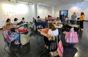 La Galería Manolo Alés inicia el taller de bolillos ‘Esto es una estafa piramidal’ y el ciclo cultural ‘Tea Time’ dentro del proyecto ‘Arriba con ella’