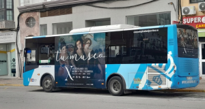 El arte de Cruz Herrera inicia su recorrido por las calles de La Línea a bordo del transporte urbano