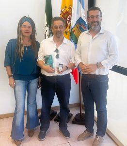El alcalde recibe a Francisco Díaz Valladares, galardonado con el Premio Andalucía de la Crítica por su novela “La hija del esquimal”