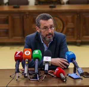 El alcalde remite un escrito al diario ABC expresando su rechazo por el titular de un artículo publicado con ocasión de la visita de Pedro Sánchez al municipio