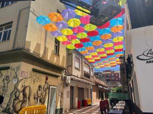 Ultimada la colocación de parasoles de diferentes colores en la ya conocida como “Calle de Los Paraguas”