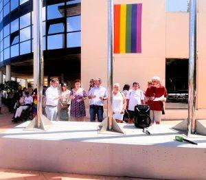 El despliegue de la bandera arco iris en la fachada del Ayuntamiento, punto de partida de las celebraciones para conmemorar el Día Internacional del Orgullo LGTBIQ+