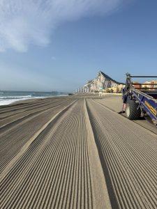 Un dispositivo especial de la delegación de Playas restablece la limpieza del litoral tras la Noche de San Juan