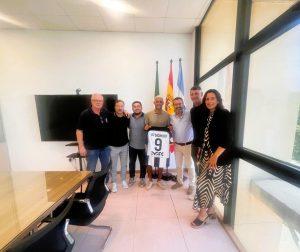 El alcalde ha recibido al histórico jugador de la Balona, Juan Diego Molina “Stoichkov”