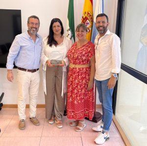 El alcalde ha recibido a Victoria Sedeño, galardonada con el Premio “Mujer del Año 2026” en el sector de la climatización