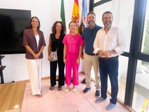 El alcalde recibe a la joven Jimena Puertas que con solo 14 años de edad ha obtenido la titulación C2 de inglés