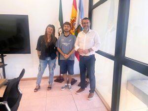 El alcalde recibe al linense José Cano que ha obtenido un reconocimiento internacional por el cortometraje “La Reconquista”