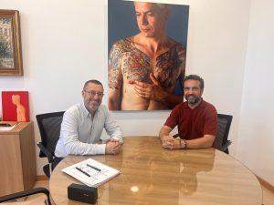 El alcalde ha recibido al empresario linense, Manuel Sánchez, que desarrolla su actividad en Barcelona