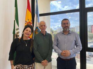 El alcalde y la concejal de Cultura reciben a Santiago Cano tras la cuarta edición de su libro ‘El habla de La Línea’