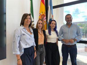 El alcalde recibe a las directoras locales María Pasadas y Elena López tras el premio a su cortometraje ‘La otra mitad’
