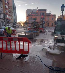Limpieza desarrolla un dispositivo especial de retirada de cera tras la Semana Santa con maquinaria de alta presión y agua caliente
