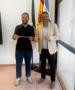 El alcalde ha recibido a Enrique Mesa , impulsor de las pulseras de La Línea y responsable del “Portal Linense”
