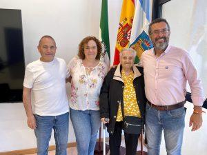 El alcalde recibe a la linense Francisca Rosado en su regreso anual a la ciudad y destaca la importancia de mantener los vínculos con quienes emigraron tras el cierre de la verja