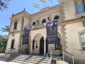 La obra de Cruz Herrera se despliega en los edificios municipales por el décimo aniversario de su museo