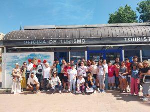 Alumnado del colegio Virgen del Amparo participa en el programa “Conoce tu Oficina de Turismo” junto a un grupo de turistas lituanos