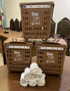 La campaña ‘Este marrón vale la pena’ encara su recta final con el reparto de kits de reciclaje en La Línea