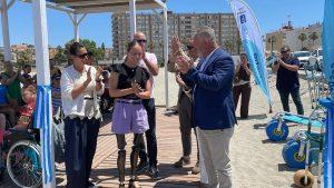 La Línea de la Concepción inaugura la nueva zona de baño adaptado en la playa de Poniente