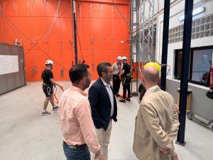 El alcalde y el concejal de Desarrollo Empresarial visitan la sede de La Línea Vertical