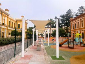 La colocación de una pérgola bioclimática en el parque infantil de los jardines Saccone, a punto de concluir