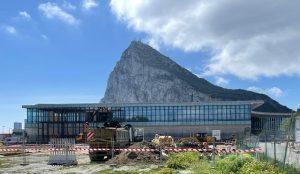 El alcalde confirma contactos con el Gobierno de Gibraltar para abordar asuntos del “día a día” tras la desaparición de la Verja