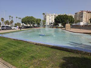 La Plaza de Camarón estrena zonas verdes y reactiva su fuente central tras la reforma de Parques y Jardines