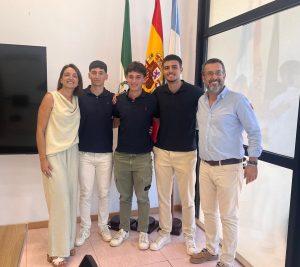 El alcalde recibe a tres estudiantes de ADE que desarrollan una empresa especializada en Inteligencia Artificial para mejorar la competitividad empresarial