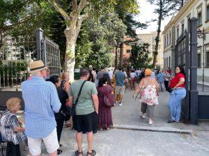 El Ayuntamiento inicia la venta de sillas para la Cabalgata de la Velada y Fiestas con una notable afluencia de público