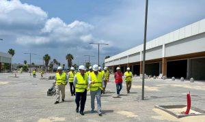 El alcalde y el presidente de la APBA comprueban el avance de las obras de Alcaidesa Marina Ocio y Shopping ante su inauguración este año