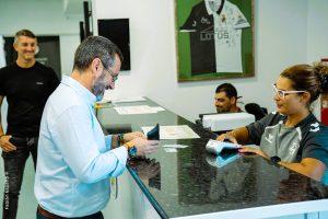 El alcalde renueva su abono con la Real Balompédica Linense