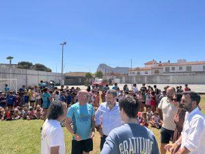 Más de 20 menores de familias con dificultades económicas derivados desde Asuntos Sociales participan en el campamento de verano del Linense Tenis Club