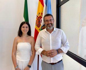 Juan Franco recibe a la primera alumna de Medicina en realizar sus prácticas en el Hospital Universitario de La Línea