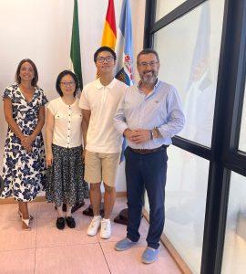 El alcalde ha recibido a un alumno del instituto Mediterráneo, premiado por conseguir la mejor nota de la provincia en Bachillerato
