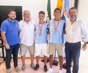 El alcalde ha recibido a los remeros Martín Muñoz e Iker Sadaba, del Club de Remo de Mar La Línea, subcampeones en el Campeonato de España de Remo celebrado el pasado mes de julio en Sevilla