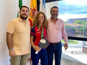 El alcalde recibe a la subcampeona del mundo de pickleball, Elena Bonilla