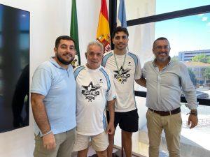 El alcalde recibe al campeón de Andalucía de boxeo en peso pesado, Alonso Rubio