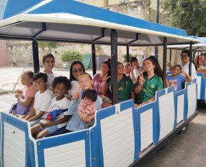 Menores del programa «Ciudades ante las Drogas» conocen el municipio a bordo del «tren turístico»