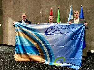 Las playas de Sobrevela, Alcaidesa, Poniente y Santa Bárbara renuevan la Bandera Ecoplayas en en la clausura del XXIV Congreso internacional celebrado en la ciudad