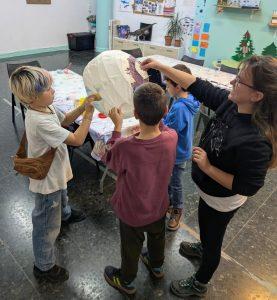 Treinta menores participan en los talleres de Biología Marina de Ecolocaliza que se imparten en la Casa de la Cultura
